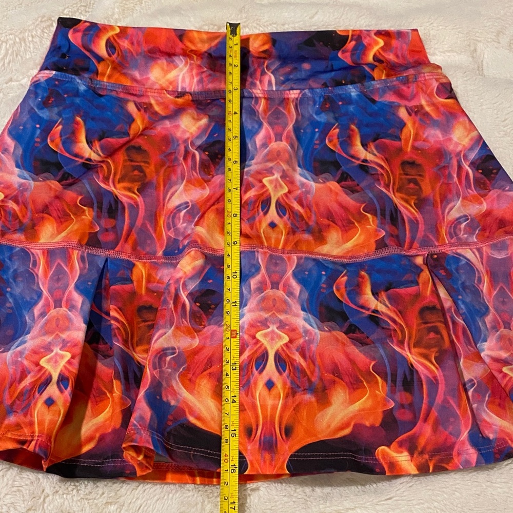 Dona Jo Colorful Abstract Women's SKORT. Size 2 which is a Medium, 8-10 - Picture 8 of 9